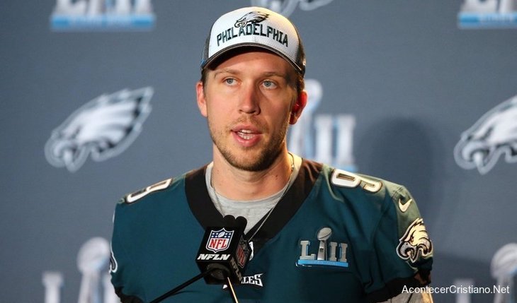 Atleta predica en conferencia de prensa: "Cuando crees en Jesús, tu corazón cambia" Jugador de la NF Nick Foles