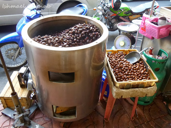 Castañas or chestnuts being roasted at Yaowarat Road