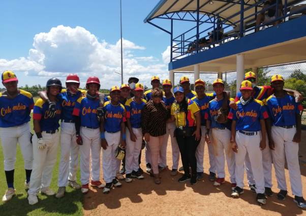 Liga de béisbol reconoce aportes de la diputada Lucrecia Santana Leyba al desarrollo de niñez y juventud de Santo Domingo Norte 