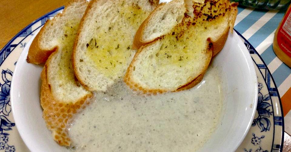 RESEPI NENNIE KHUZAIFAH: Sup cendawan dengan roti bawang putih