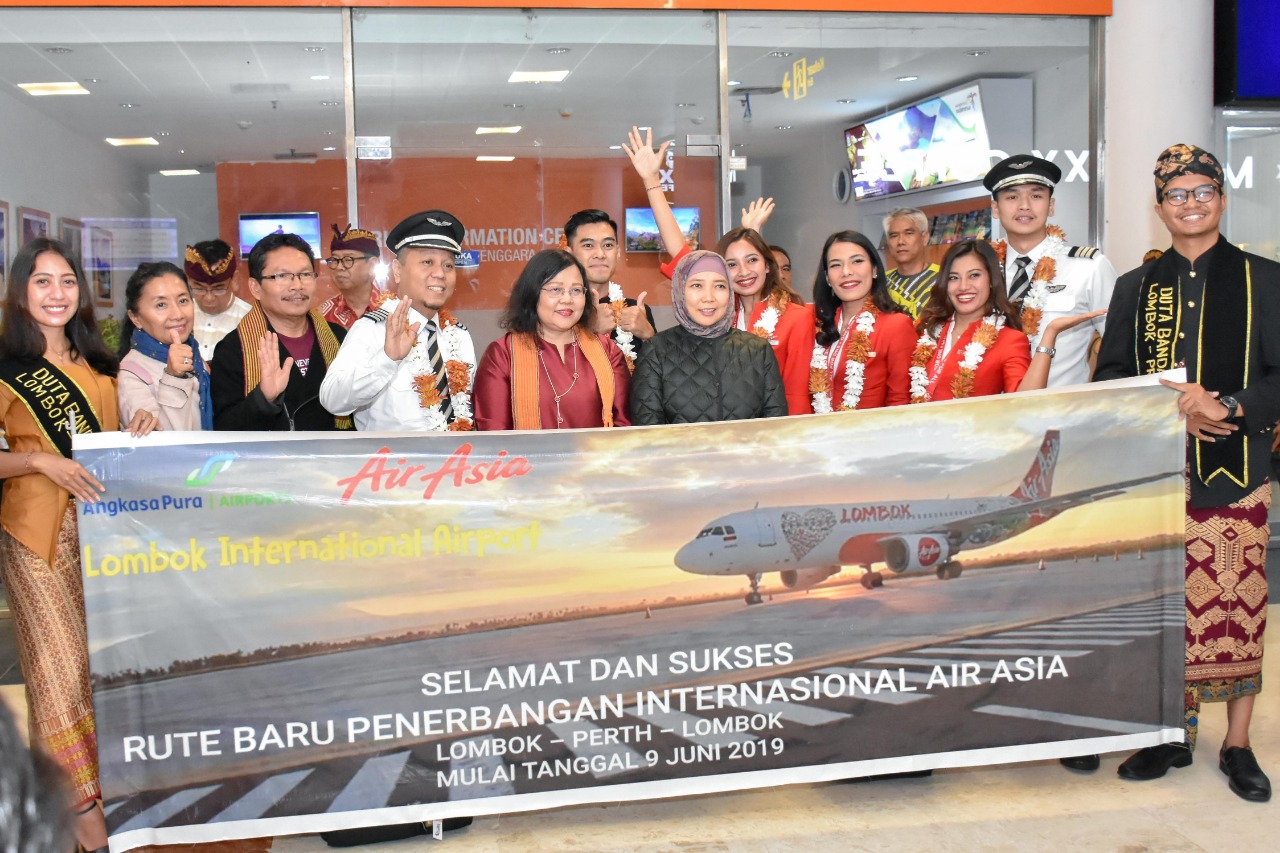 Perdana Beroperasi Penumpang Air Asia PerthLombok Penuh Post Kota NTB