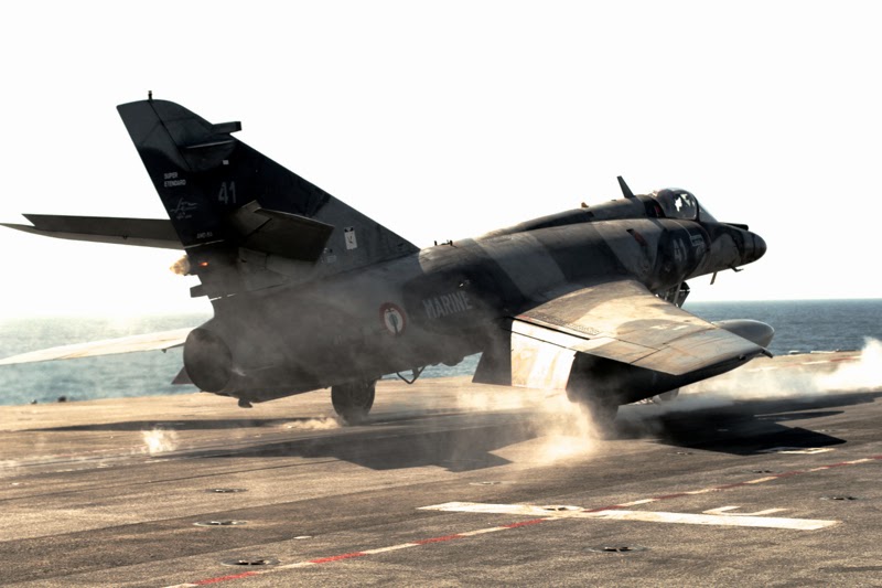 BLOG MODE HOMME PREPPY DANDY CONSEIL STYLE PARIS ELEGANCE TENDANCE JEUNE porte-avions Charles de Gaulle Avion Rafale