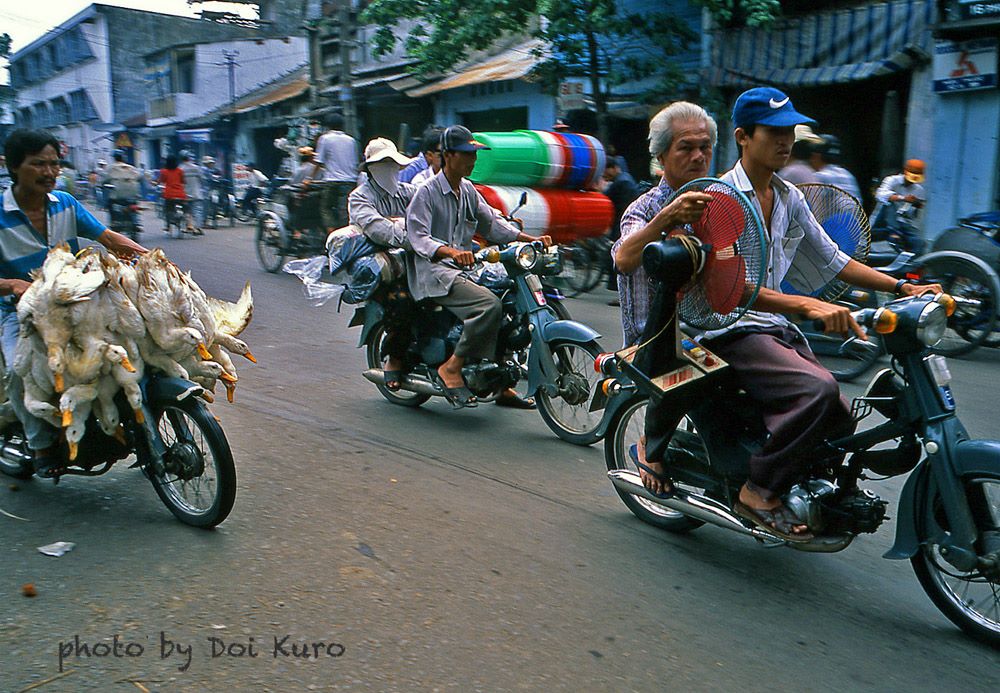 Nhiếp ảnh gia Nhật Bản "ghi chép" cuộc sống Việt Nam thập niên 90 bằng máy ảnh film