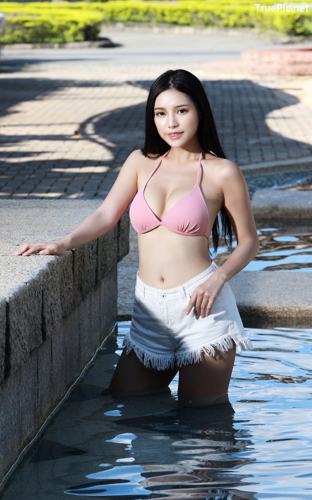 Image-Taiwanese-Model–莊舒潔-ViVi–Hot-Pink-Bikini-Top-and-White-Short-Pants-TruePic.net- Picture-20