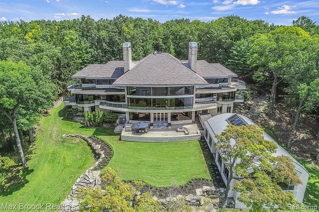 14,000 Square Foot Lakefront ContemporaryStyle Mansion In Bloomfield