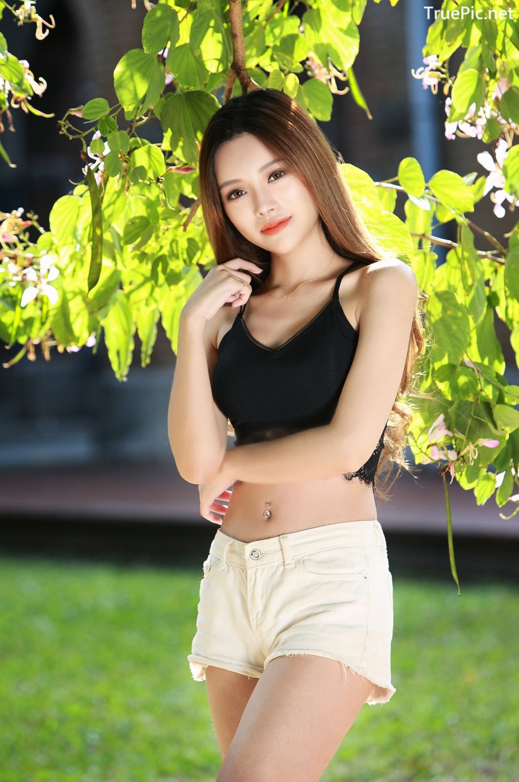 Image-Taiwanese-Model–莊舒潔–Hot-White-Short-Pants-and-Black-Crop-Top-TruePic.net- Picture-52