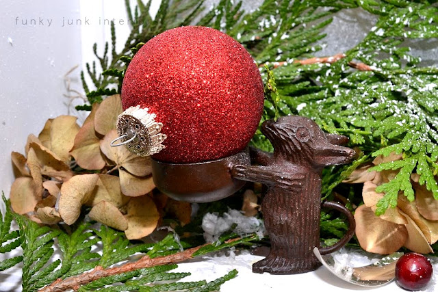 Christmas mouse / Christmas old window picture in the kitchen, viahttps://www.funkyjunkinteriors.net/ Christmas mouse / Christmas old window picture in the kitchen, viahttps://www.funkyjunkinteriors.net/
