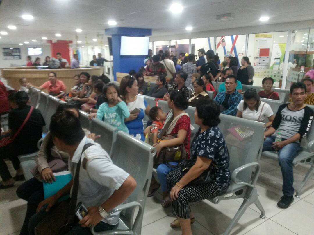 Penduduk asal memohon untuk membuat kad pengenalan di UTC Miri. Chris