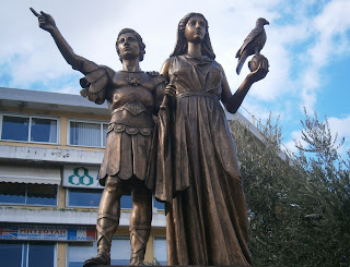 το μνημείο του Αλέξανδρου και την Ολυμπιάδας στα Ιωάννινα