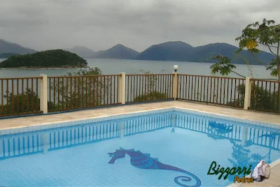 Vista da construção da piscina de frente para o mar na construção da casa em Ubatuba-SP em cima dos pilares de concreto.