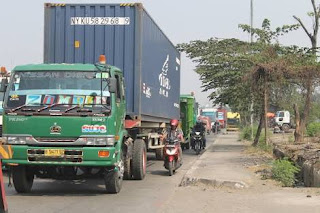 Mengalahlah Pada Bus Dan Truk Besar Saat Dijalan