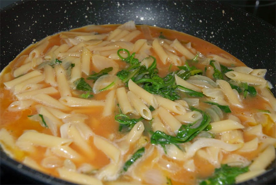 Tortilla de pasta y rúcula paso 4