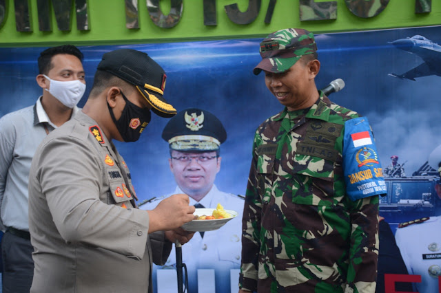 HUT TNI ke 75, Kapolres Lotim beri kejutan kepada Kodim 1615