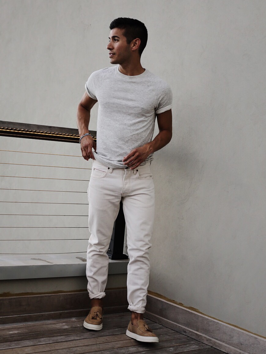 Мужчина в белых брюках. Мужчина в белых джинсах. Белые джинсы мужские. Под белые джинсы мужские