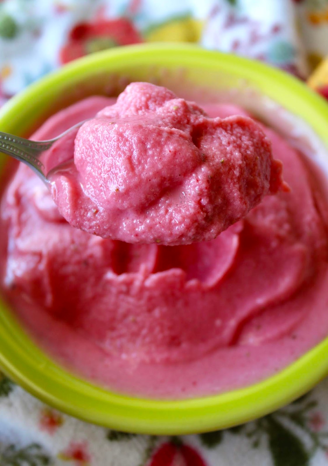 Healthy Strawberry Frozen Yogurt