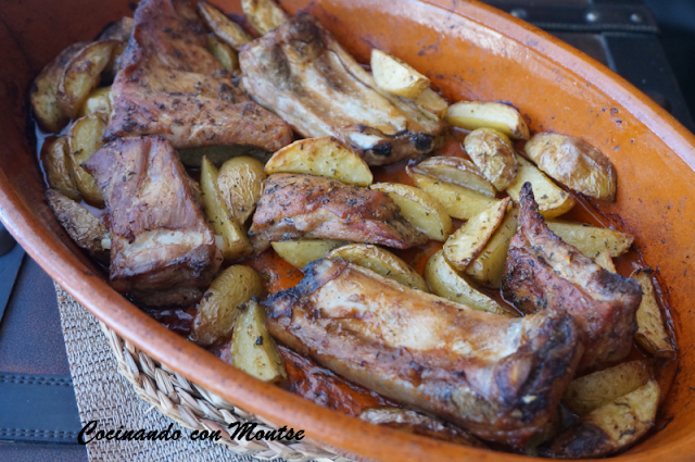 Costillas adobadas al horno con patatas