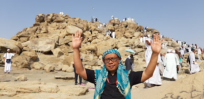 berkunjung ke jabal rahmah bukit kasih sayang di padang arafah umroh nurul sufitri travel lifestyle blogger alhijaz indowisata arab saudi review