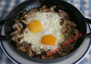  1107 Menú, Romanescu con <strong>bechamel</strong> al queso, boletus confitados con <strong>huevos</strong> escalfados, ensalada y fruta 