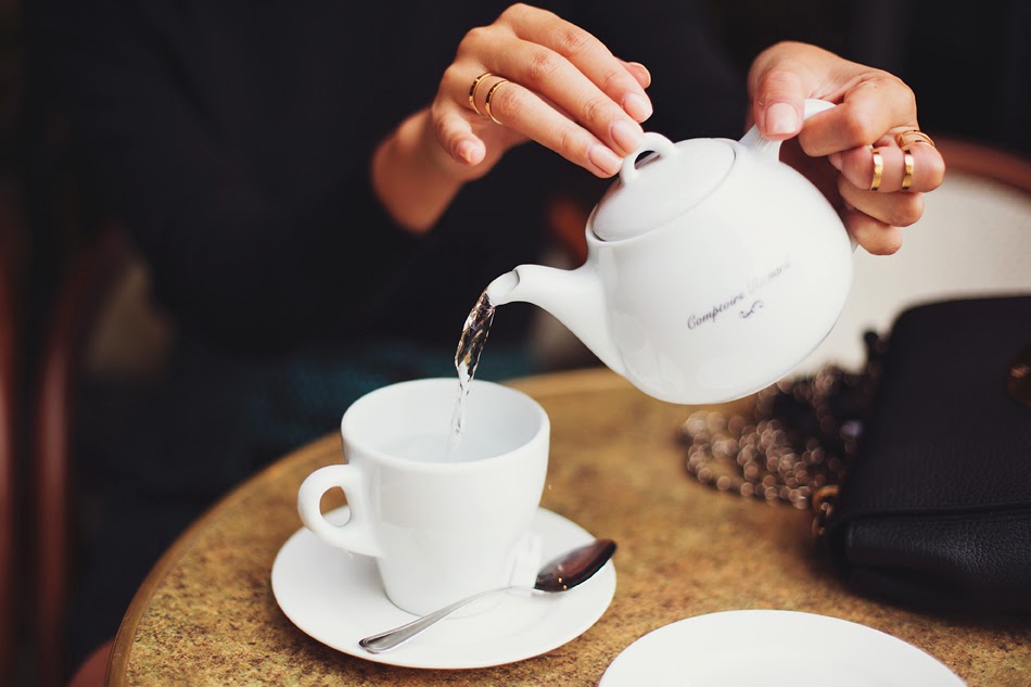 Cup a feel. Наливает чай. Чайник в руке. Кружка рука. Белый чайник и чашка.