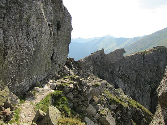Widok na Przełącz pod Dzwonem spod turni Dzwon (słow. Zvon).. Widok na Przełącz pod Dzwonem spod turni Dzwon (słow. Zvon)..
