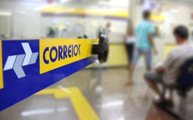 ‘Não tem outro caminho a não ser privatizar os Correios’, diz Bolsonaro