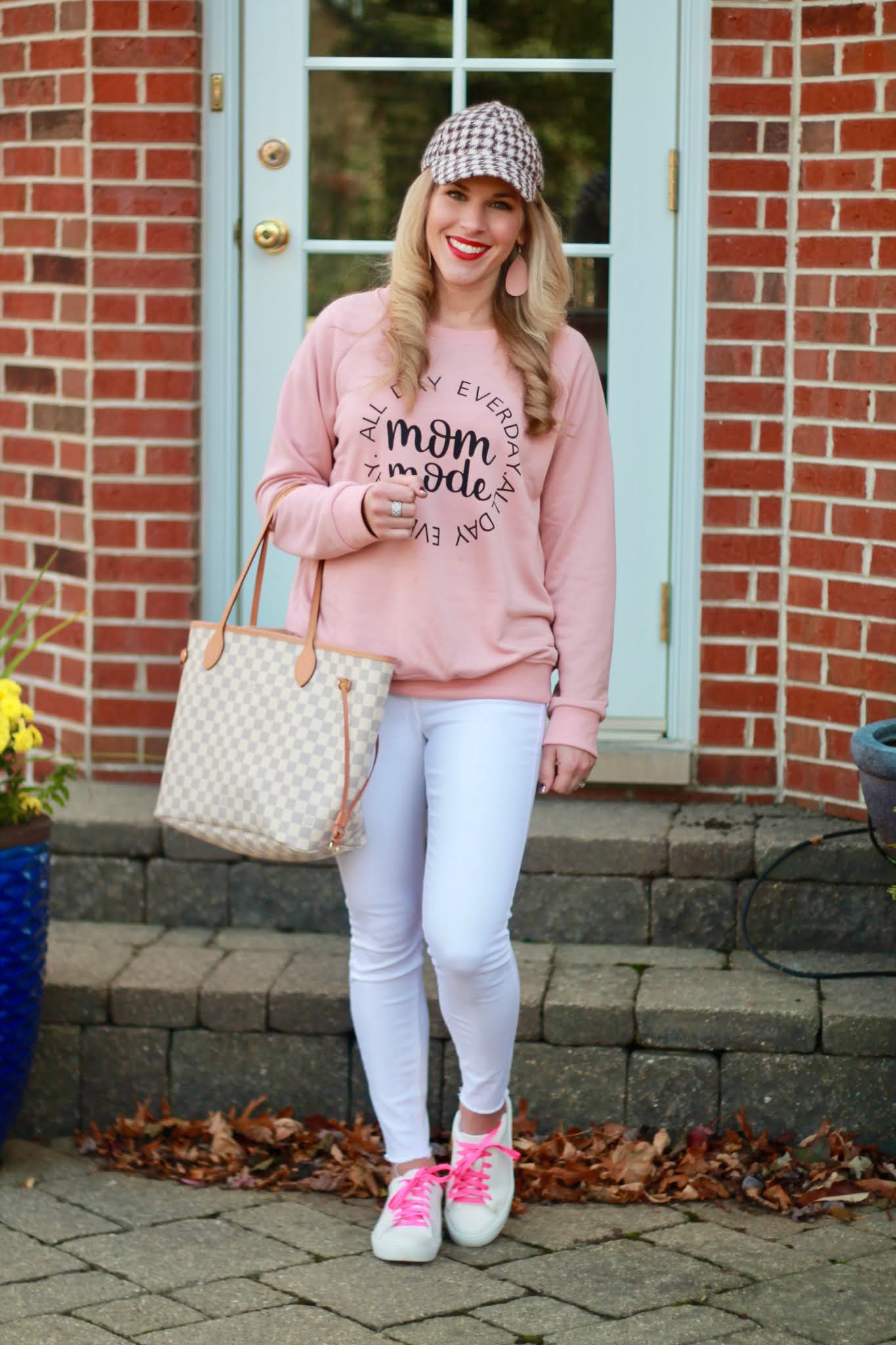Mom Moding this Week pink graphic sweatshirt, casual fall outfit, mom mode sweatshirt, white denim in fall, white sneakers, houndstooth baseball hat