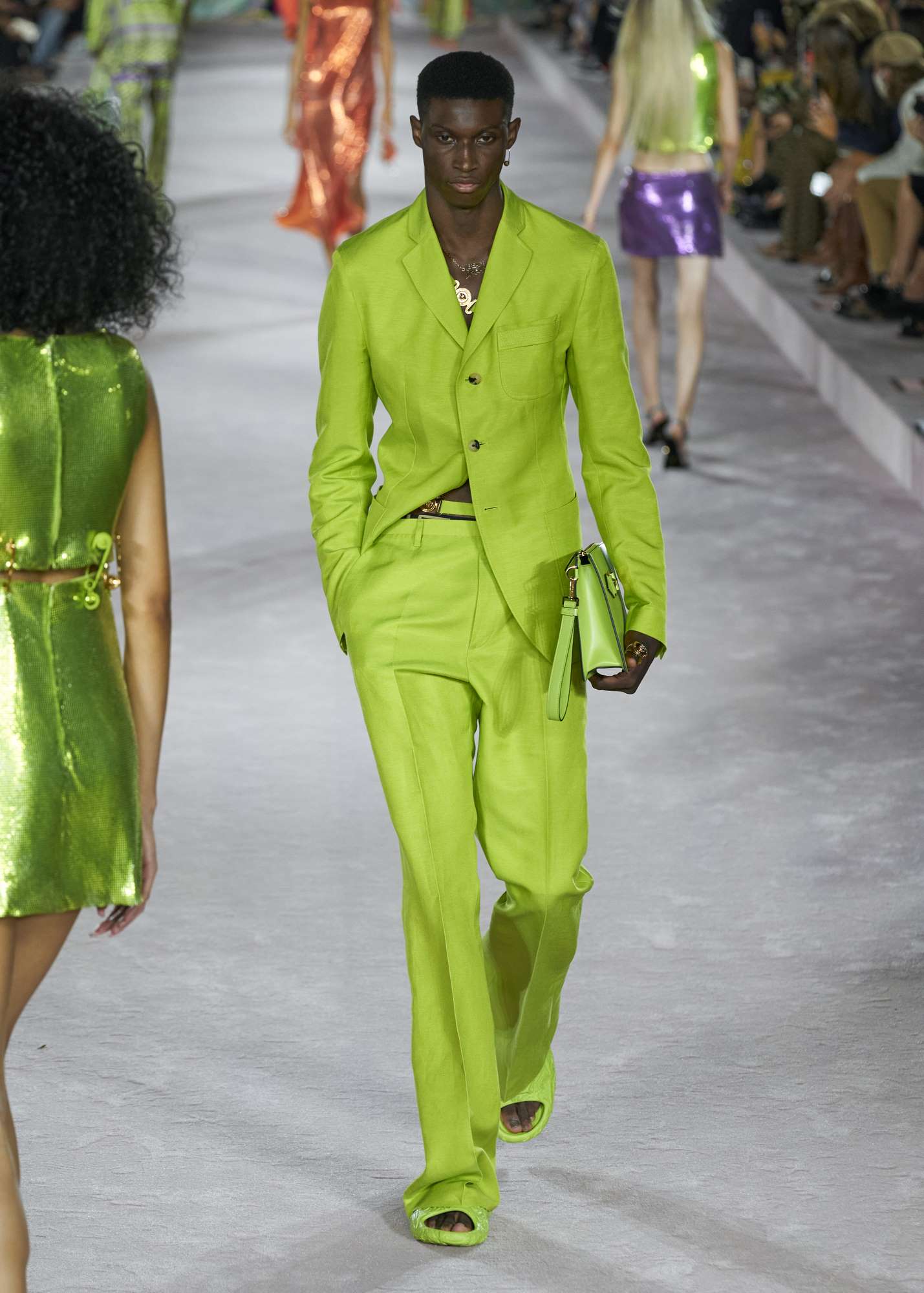 Versace nos sumerge en un océano de tonos neón para su colección Spring ...