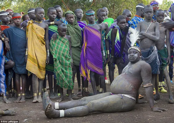 Ethiopian men compete to be the fattest in the village by drinking a gruesome mixture of blood and milk while living in isolation for SIX months, Women, News, Girl, Youth, Win Gold and Gifts, World