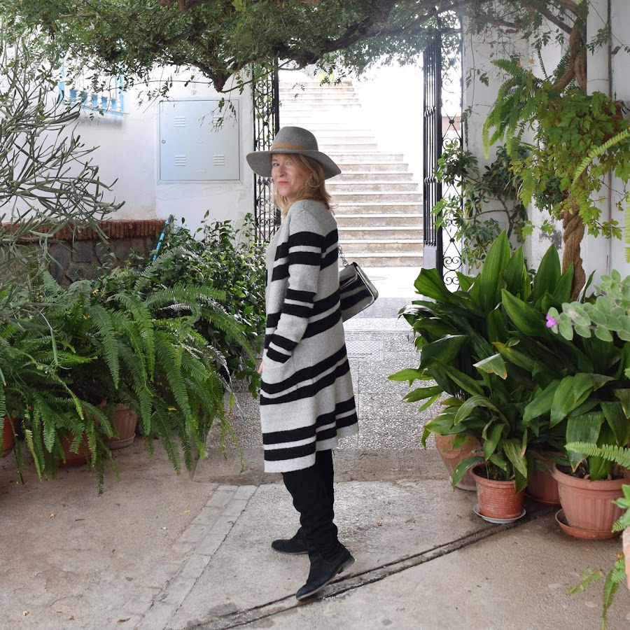 look_tonos_grises_y_sombrero