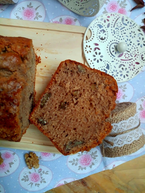Bizcocho de nueces. Receta fácil, rápida, rica, esponjosa, tierna, desayuno, merdienda, postre. Aprovechamiento, otoño, con horno Cuca