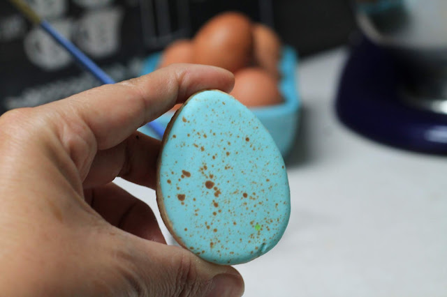 galletas de Pascua ,specked egg cookies ideas, Easter cookies ideas, Easter eggs, Easter eggs cookies, how to make speckled eggs cookies, cookie decorating blogs, cookie decorating ideas, best Easter cookies,