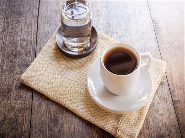 ما فائدة تقديم كوب من الماء مع القهوة 