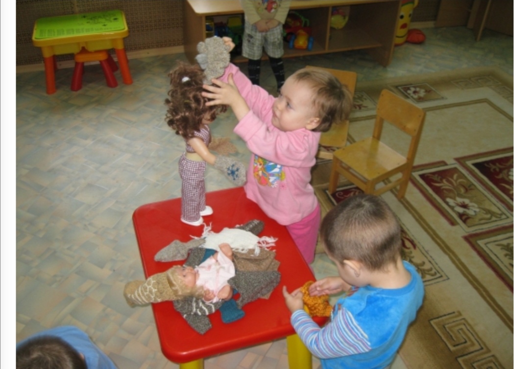 День кукол в детском саду. Сюжетные игрушки для детей раннего возраста. Сюжетные игрушки в ДОУ. Куклы в ДОУ. Сюжетно Ролевая игра на прогулке.