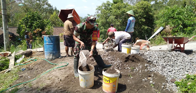 KodimKaranganyar - Bentuk Kepedulian Babinsa Gerdu Bantu Warga Yang Sedang Gotong Royong Bangun Talud