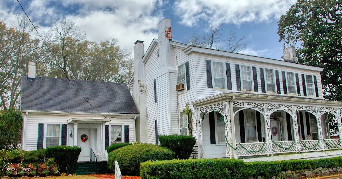 Older home decked out in Warren County