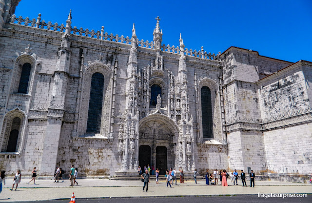Portal Sul do Mosteiro dos Jerónimos e imagem de Santa Maria de Belém, padroeira do mosteiro