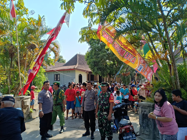 Babinsa Amankan Jalannya Jalan Sehat Desa Pluneng