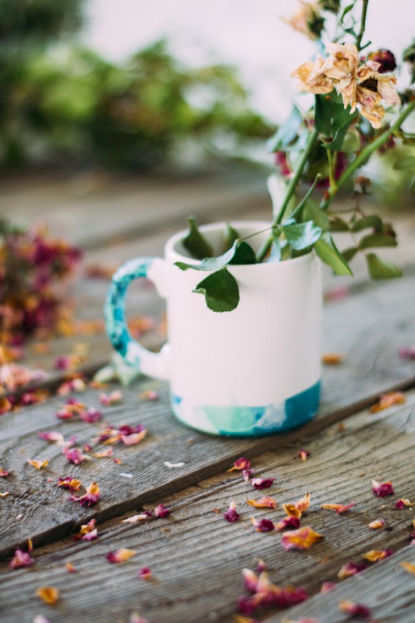 Decora una taza con esmalte de uñas