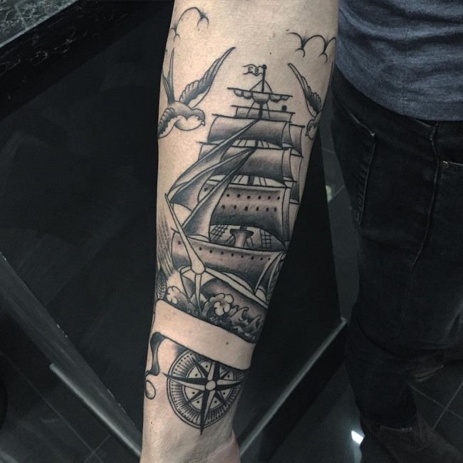 tatuaje de barco pirata en antebrazo