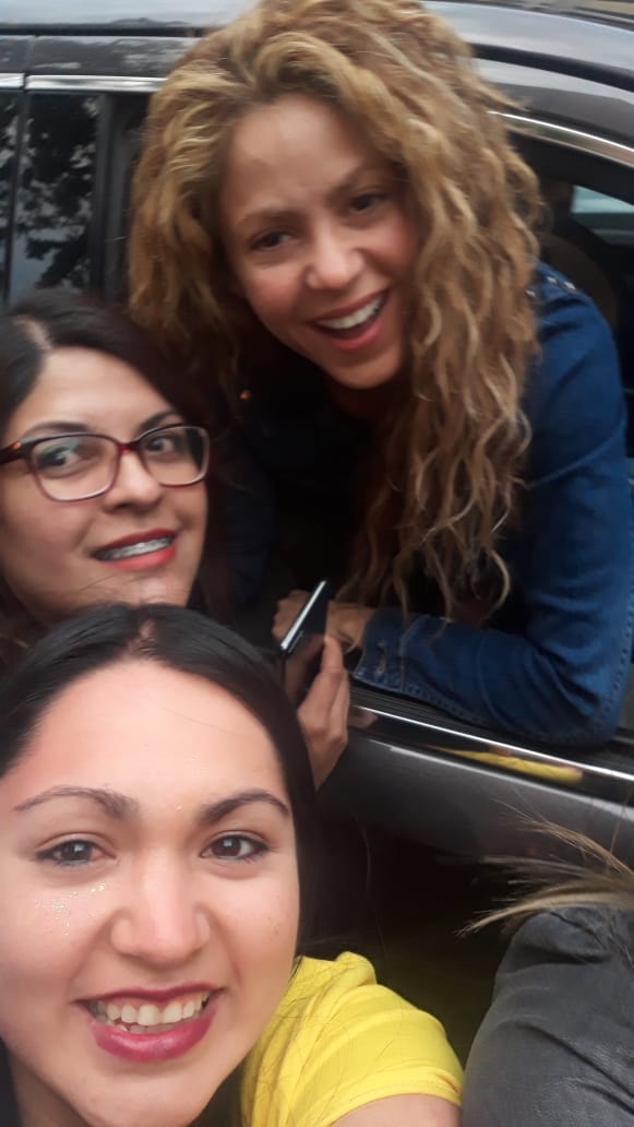 Fotos: Shakira saludando a los fans a su llegada a Santiago, Chile - 28