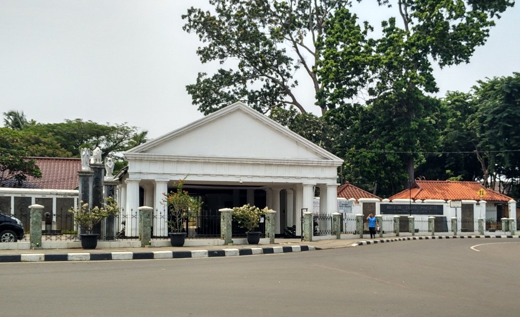 Museum Taman Prasasti, Tanah Abang - travelling momma