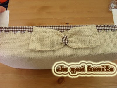 Caja de fresas reciclada con arpillera