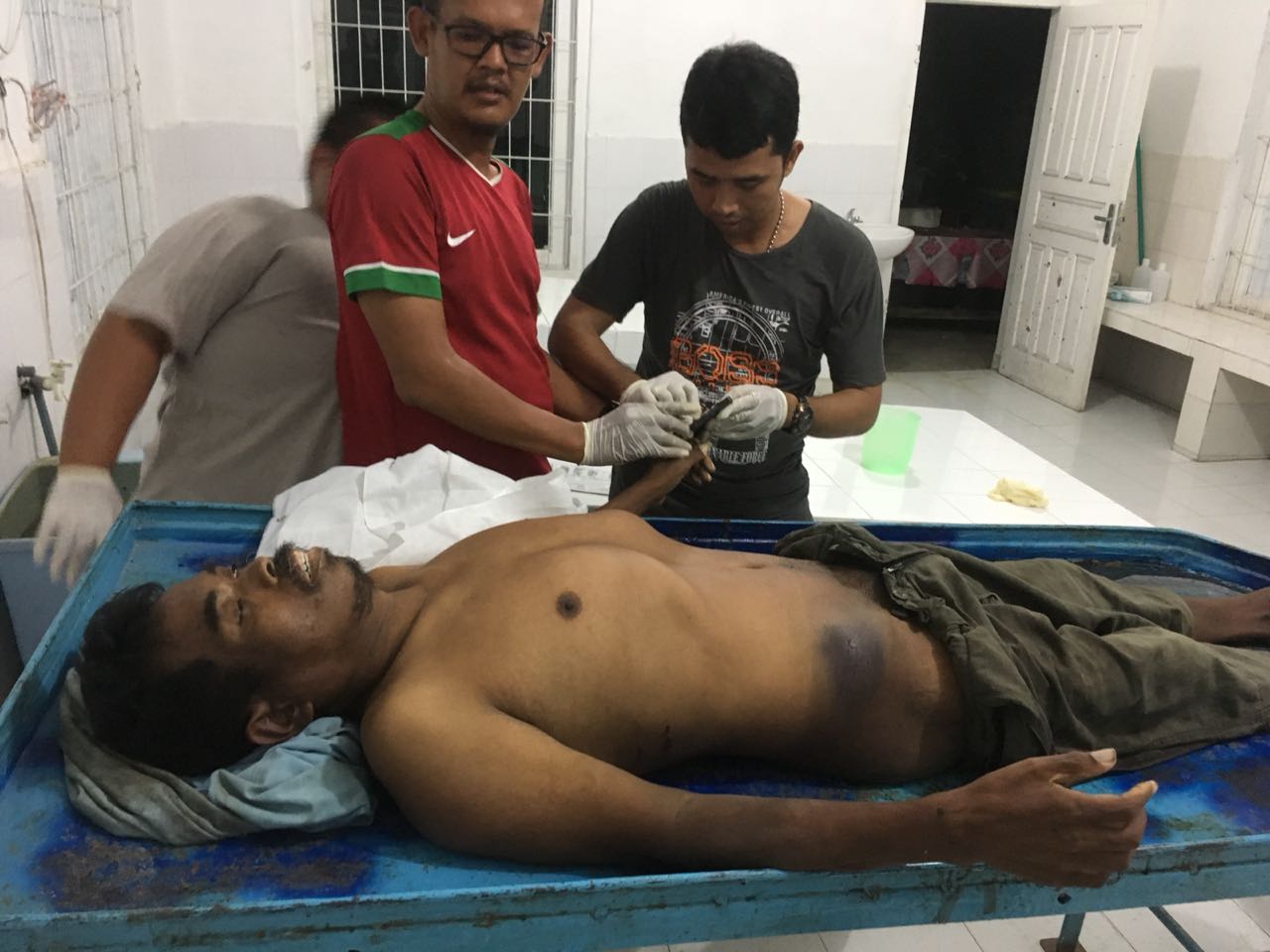 Mayat korban yang ditemukan tergeletak di depan Kantor PN Tanjungbalai saat di rumah sakit. Mayat korban yang ditemukan tergeletak di depan Kantor PN Tanjungbalai saat di rumah sakit.