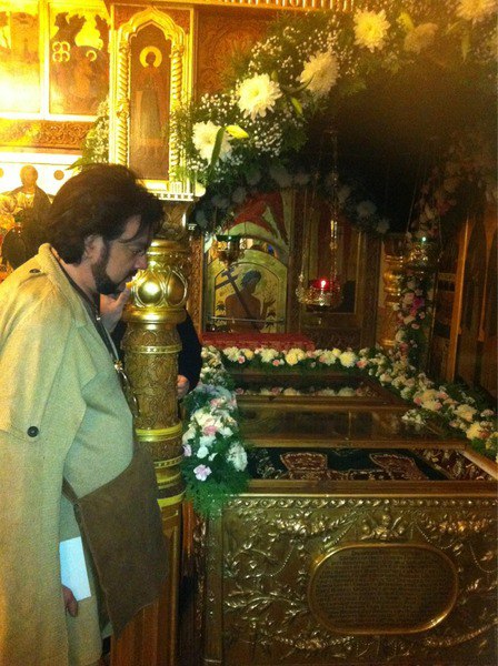 масонские знаменитости. романы романы киркоров. фото киркорова в церкви. киркоров крестил детей в церкви. филипп киркоров с монашками.