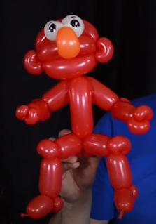 Elmo als Ballonfigur aus der Sesamstraße.