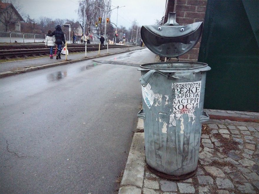 Guy Puts Googly Eyes On Broken Street Objects And The Result Is Hilarious