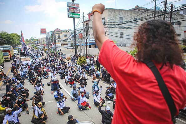 Ratusan buruh berunjuk rasa di kawasan Jatiuwung