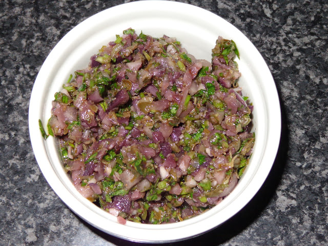 SALSA DE CHIMICHURRI TAPENADE  INGREDIENTES ¼ taza de aceite de oliva ½ cucharadita de sal ¼ cucharadita de pimienta negra en polvo 1 cucharada de jugo de limón ¼ taza de cebollita cortada en cuadritos 2 dientes de ajo picado ¼ taza de perejil picado ½ cucharadita de orégano seco ¼ cucharadita de Merquén ½ taza de aceitunas negras sin carozo, sacar el carozo y cortar en cuadritos 1½ cucharadas de alcaparra picada  PREPARACION Cortar, medir y mezclar todos los ingredientes de la lista. En un pocillo mezclar todos los ingredientes.