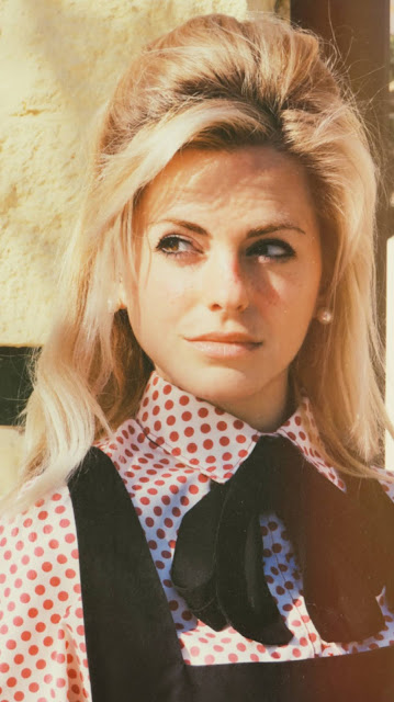 Alejandra Colomera vestida estilo años 60/70 para exposición Brigitte Bardot