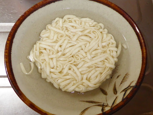 電子レンジでどん兵衛を作ると『麺が生麺っぽくなる！』